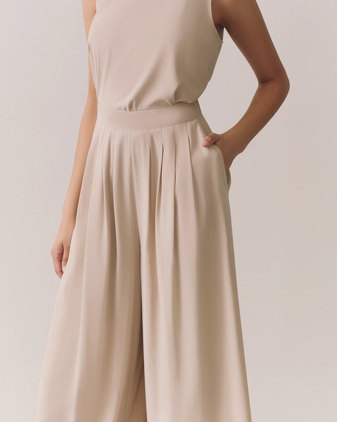 Washable Silk Cropped Pleated Pant - Image 12